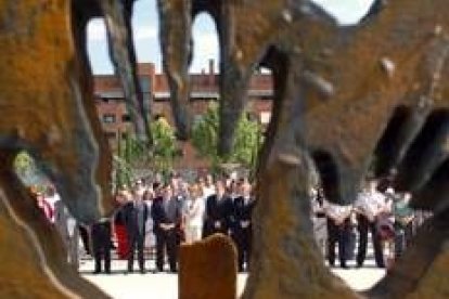 Ayer se celebró un homenaje ante el monumento a las víctimas