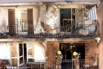 Los bomberos trabajan en el piso de la calle Lumiére de Rubí