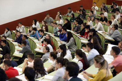 Alumnos realizando la prueba de la selectividad