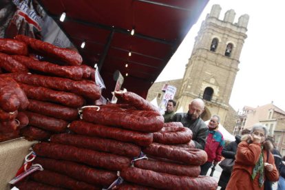 La Bañeza puede presumir de una despensa única. Hoy la abre de par en par. Todo el que se acerque este fin de semana hasta la perla escondida del sur de la provincia podrá degustar los mejores embutidos y quesos de la zona. El Ayuntamiento ha impulsado con fuerza el programa de esta Feria para involucrar a toda la ciudad y poner en valor el potencial de su sector cárnico