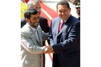 Ahmadinejad y Hugo Chávez se saludan en el palacio presidencial iraní