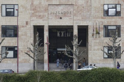 Fachada principal de la sede judicial de la Avenida de Sáez de Miera. JESÚS