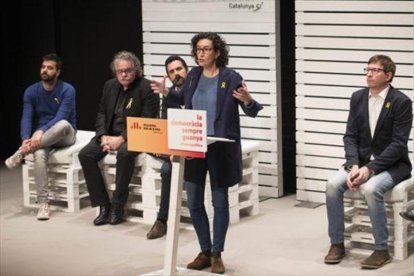 Marta Rovira discursea en el mitin de ERC en Blanes, acompañado por (de izquierda a derecha) Ruben Wagensberg, Joan Tardà, Roger Torrent y Carles Mundó.