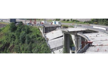 Imagen del viaducto tras el segundo derrumbe. ANA F. BARREDO