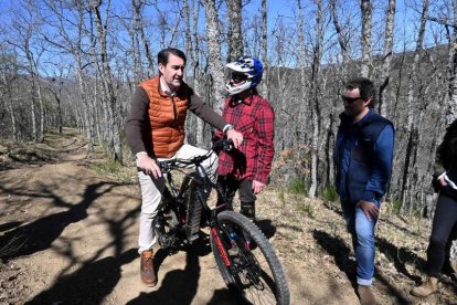 El consejero de Medio Ambiente, Juan Carlos Suárez-Quiñones, no dudó en subirse a la bici. DL