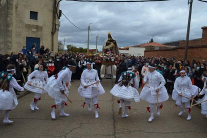 Imagen de los danzantes de Pobladura en la procesión. MEDINA