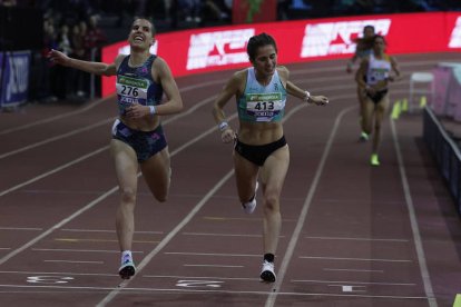 Marta García (a la derecha) en su sprint con Marta Pérez en la final de los 3.000 metros del Nacional. SERGIO PÉREZ