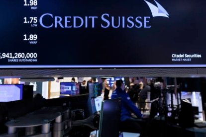 Una pantalla muestra información sobre el banco Credit Suisse en la Bolsa de Valores de Nueva York en la jornada de este miércoles. EFE JUSTIN LANE