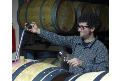 Ricardo Pérez Palacios catade la barricauno de susvinos en lavieja bodegade Villafranca.