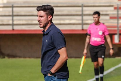 Israel Martínez Prieto, entrenador del Júpiter Leonés. MIGUEL F.B.