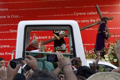 El Nazareno procesiona en Vía Crucis delante del Papa.