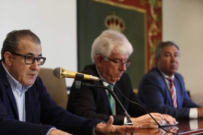 Luis Barcenilla, José Ángel Hermida y Joaquín S. Torné, ayer, en la Facultad de Derecho. JESÚS F. SALVADORES