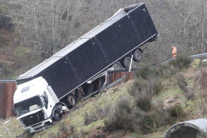 El accidente ocurrió minutos antes de las ocho de la mañana cuando el conductor del camión perdió