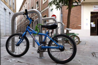 Bicicleta aparcada a la puerta de un colegio leonés. MARCIANO PÉREZ