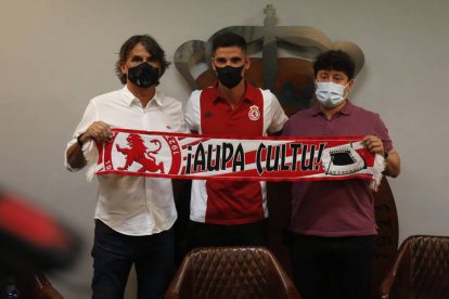 Presentación del futbolista Sergio Buenacasa como fichaje de la Cultura Leonesa. F. OTERO PERANDONES