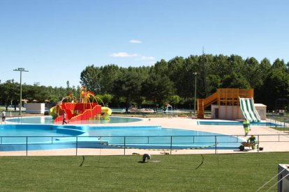 Parque acuático de Valencia de Don Juan con toboganes, dragón y piscina de olas. MEDINA