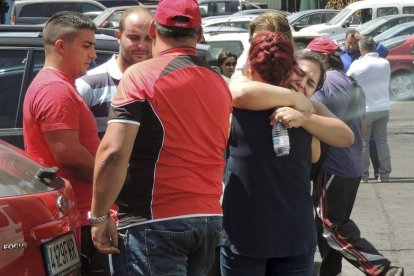 Familiares y amigos de Roberto Calviño, el trabajador de la mina de Cerredo que el miércoles quedó sepultado en la cabina de su camión bajo toneladas de carbón, rocas y tierra, después de que la Brigada Central de Salvamento Minero rescatase el cuerpo sin