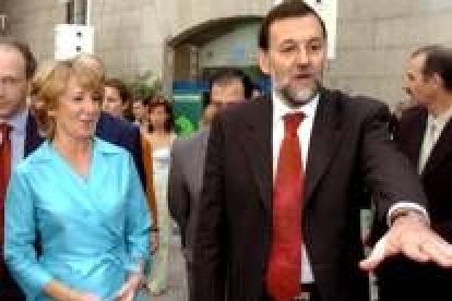 Mariano Rajoy acompañado de Esperanza Aguirre a su llegada ayer a El Escorial