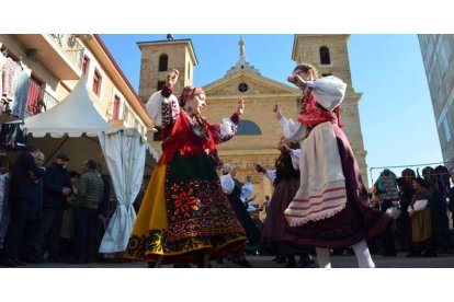 Bailes regionales en la Feria de Febrero de Valencia de Don Juan de este año. ARMANDO MEDINA