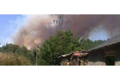 El fuego está ya cerca de las casas de Quintana del Castillo