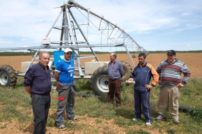 Agricultores de Pobladura muestran una de las llaves de paso que se suelen llevar los cacos.