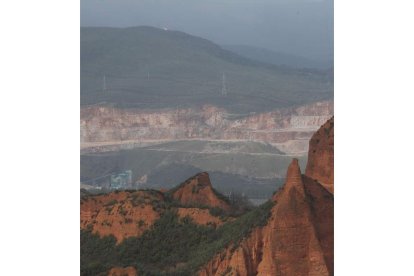 Vista de la cantera de Catisa (al fondo) desde el mirador de Orellán con picachos de Las Médulas. DE LA MATA