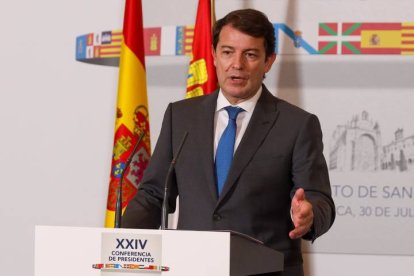 El presidente de la Junta de Castilla y León, Alfonso Fernández Mañueco,  comparece al término de la reunión de trabajo de la XXIV Conferencia de Presidentes. EFE/ Juanjo Martín