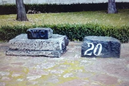 Los sillares estuvieron en el jardín de la estación de León. DL