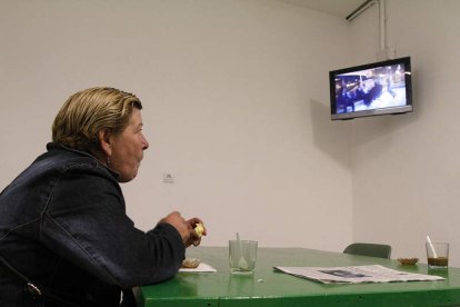 Una usuaria toma un café frente al televisor en el centro Concepción Arenal. BRUNO MORENO