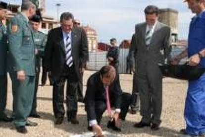 David Álvarez, Joan Mesquida y Miguel Alejo ponen la primera piedra del cuartel del GRS