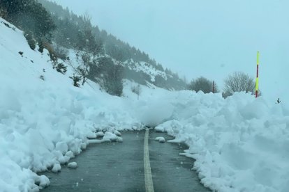 Estado de la carretera de Valdelugueros durante el temporal. DL