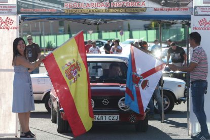 Salida del rally de clásicos celebrado en Ponferrada. L. DE LA MATA