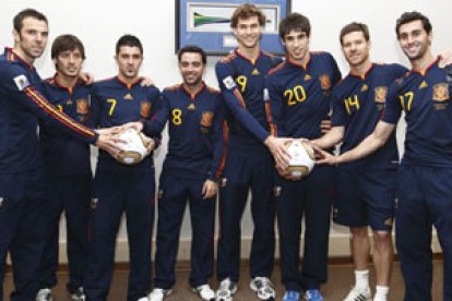 Los jugadores de la selección nacional posan con la equipación azul con la que España jugará hoy ant