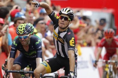El ciclista Kristian Sbaragli celebra al cruzar la meta en la décima etapa de la Vuleta en Castellón