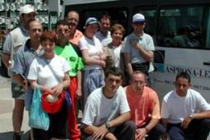 Grupo de Asprona de León antes de partir para Burgos, desde donde inician el Camino de Santiago