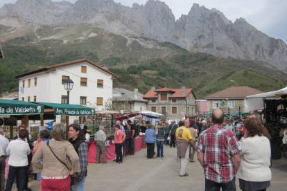 El buen tiempo animó a la gente a acudir a la feria, que contó con medio centenar de puestos.