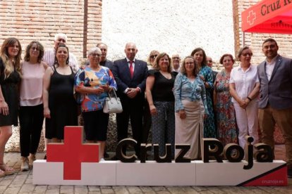 Los presidentes comarcales con el nuevo responsable provincial de Cruz Roja, Daniel Hernández, y la coordinadora, Marta Cuesta. FERNANDO OTERO