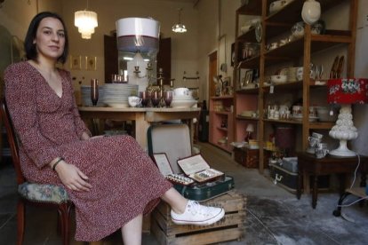 Carmen García Fernández en su tienda Antiquae de Boñar, se abre paso como organizadora de ‘puertas abiertas’ en casas particulares para vender enseres. RAMIRO