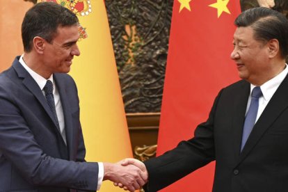 El presidente del Gobierno, Pedro Sánchez, junto al presidente Xi Jingpin. BORJA PUIG DE LA BELLACASA