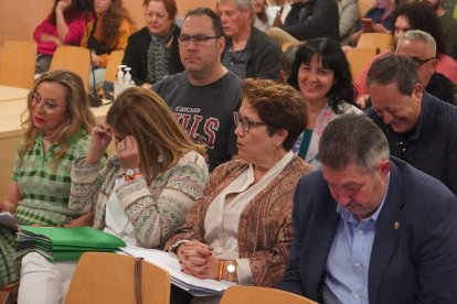 A la izquierda, la candidata de Vox, Blanca Herreros, y la presidenta provincial, Mercedes Machín, el día del escrutinio oficial. J. NOTARIO