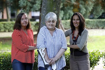 Belén Aren, en el centro, presidenta de Activos y Felices junto a Ana Alonso, responsable de PAS y otra socia. MARCIANO PÉREZ