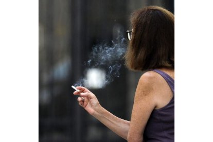 Una mujer fuma al aire libre en Valencia. ANA ESCOBAR