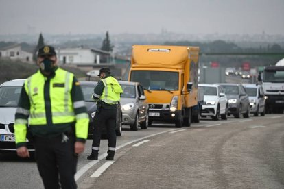 - Varios guardias civiles montan un control en la A-5, a la altura de la localidad madrileña de Navalcarnero. FERNANDO VILLAR