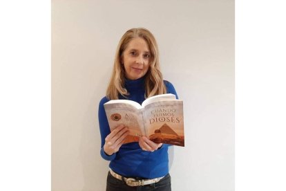 La gallega Olga Romay, con ‘Cuando fuimos dioses’, uno de sus libros. Carlota Suárez y Santiago Castellanos rematan junto a José Zoilo el cartel. DL