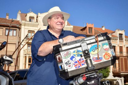 El aventurero argentino Emilio Escotto estará hoy en el Teatro Municipal de La Bañeza. DANIEL PISABARRO