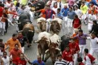 Una multitud de corredores entre los toros de Miura, ayer en la capital navarra