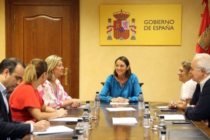 Reunión de la ministra Rayes Maroto (en el centro) y la consejera Pilar del Olomo esta mañana en Valladolid.