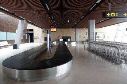 Sala de cintas donde se recogen los equipajes, en el aeropuerto de León. J.F.S.