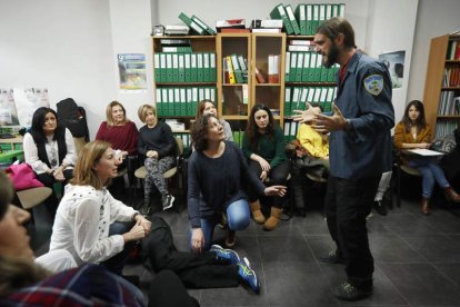 Simulacro de agresión en Satse para instruir a las enfermeras en técnicas de defensa personal. JESÚS F. SALVADORES