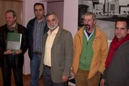 Integrantes de Ucogal junto al alcalde de Villarejo de Órbigo, Carlos Mayo (en el centro)